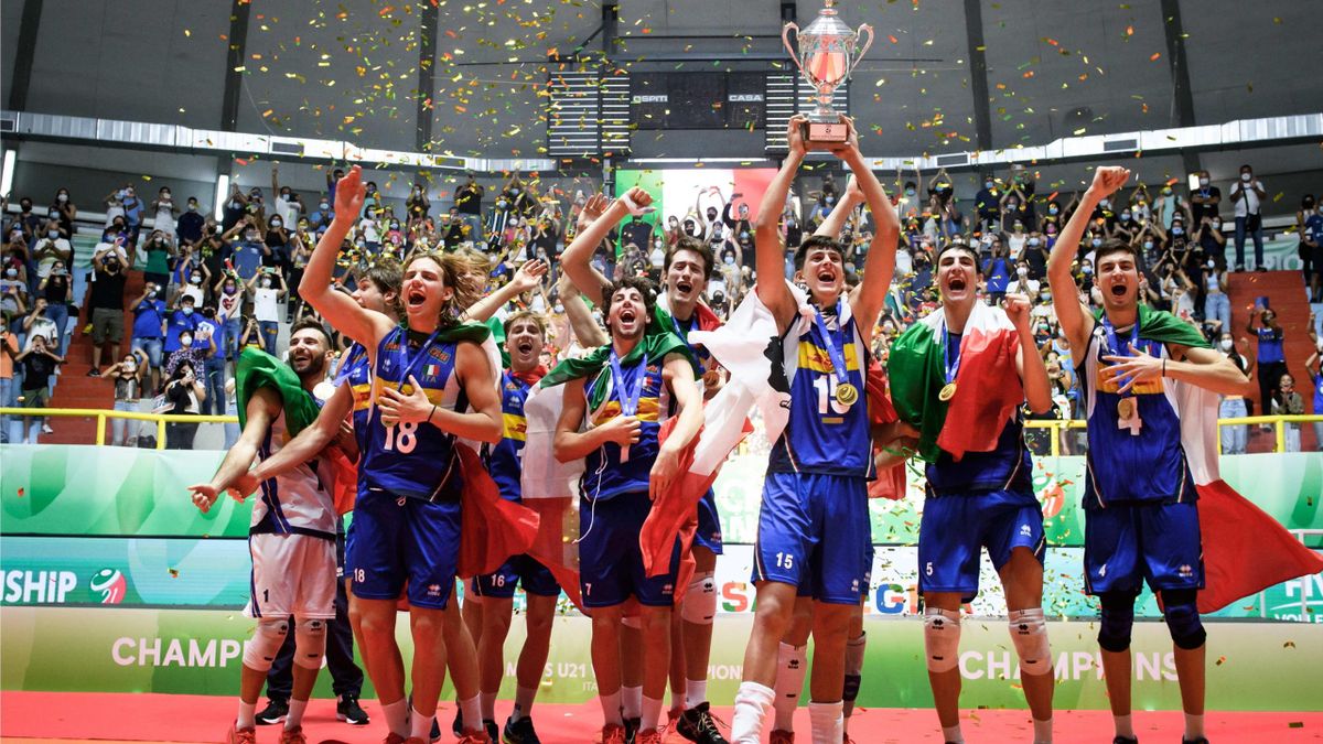 L'Italia Under 21 di pallavolo maschile alza il trofeo dei Mondiali di categoria dopo la vittoria in finale con la Russia - credit @Federvolley