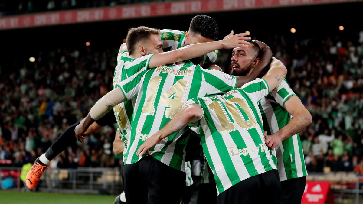 Borja Iglesias of Real Betis celebrates 1-0 with teammates during the Spanish Copa del Rey match between Real Betis Sevilla v Valencia at the Estadio La Cartuja on April 23, 2022 in Sevilla Spain