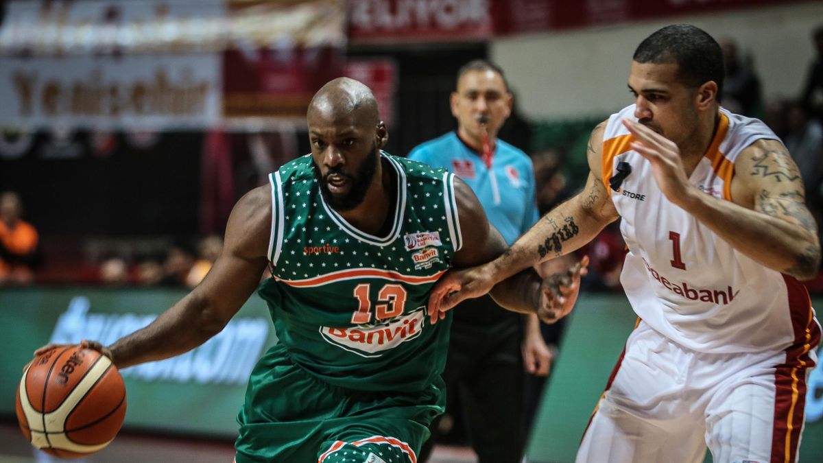 FIAT Erkekler Basketbol Türkiye Kupası Çeyrek Final maçında Banvit ile Galatasaray Odeabank karşılaştı. Banvitli Simmons, bir pozisyonda rakibiyle mücadele etti.