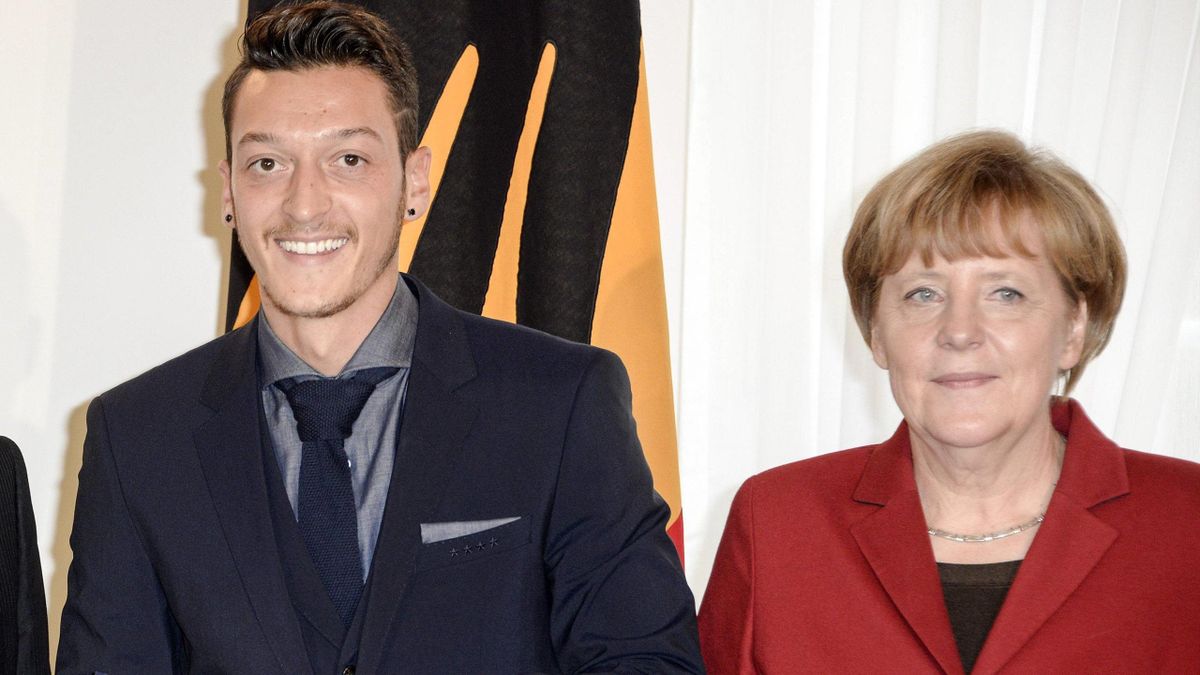Bundeskanzlerin Angela Merkel respektiert Mesut Özils ...