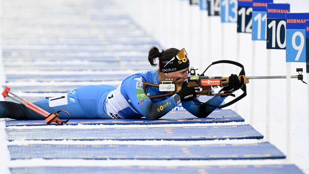 Julia Simon au tir couché, lors du relais 4x6km de Coupe du monde à Kontiolahti, en Finlande