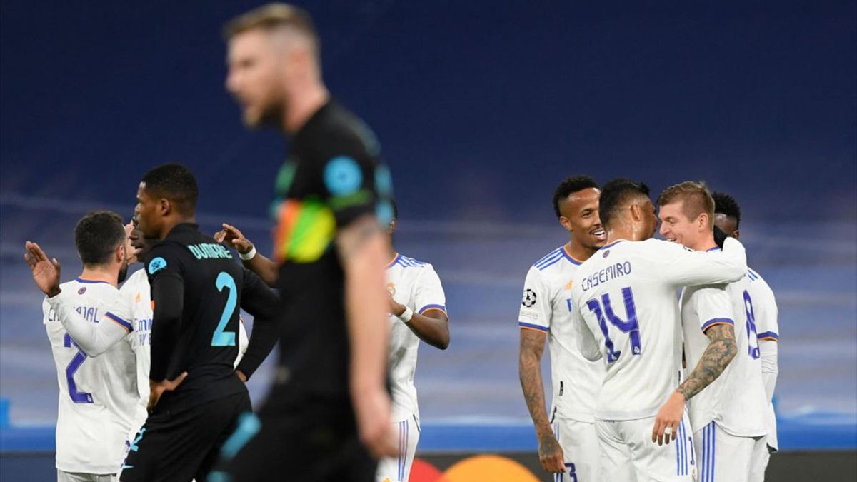 Skriniar deluso e nello sfondo i giocatori del Real che esultano per il gol di Kroos - Real Madrid-Inter - Champions League 2021/2022