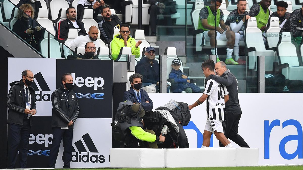 TURIN, ITALY - SEPTEMBER 26: Paulo Dybala of Juventus walks off with an injury during the Serie A match between Juventus and UC Sampdoria at Allianz Stadium on September 26, 2021 in Turin, Italy.