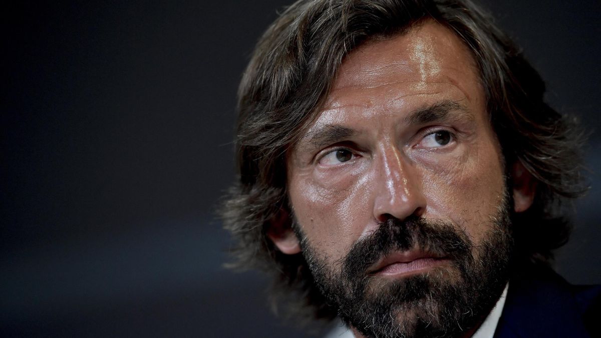 Andrea Pirlo, le 31 juillet 2020, lors de sa conférence d'intronisation en tant que coach de l'équipe U23 de la Juventus... un poste qu'il n'aura pas eu le temps d'occuper, promu entraîneur principal dès la semaine suivante