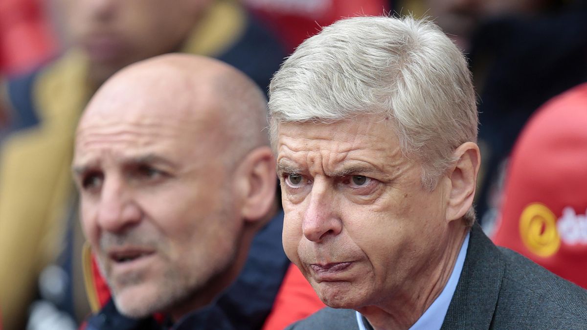 Arsenal's French manager Arsene Wenger (R) is pictured