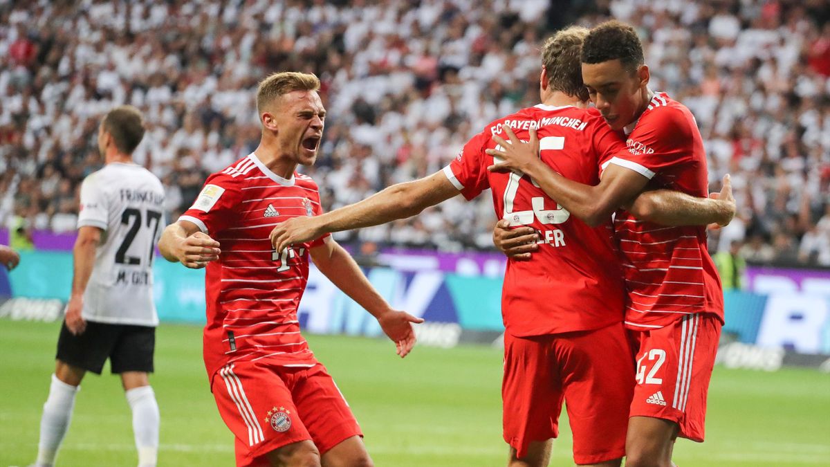 Joshua Kimmich (l.) und die Bayern-Stars bejubeln den Kantersieg gegen Eintracht Frankfurt