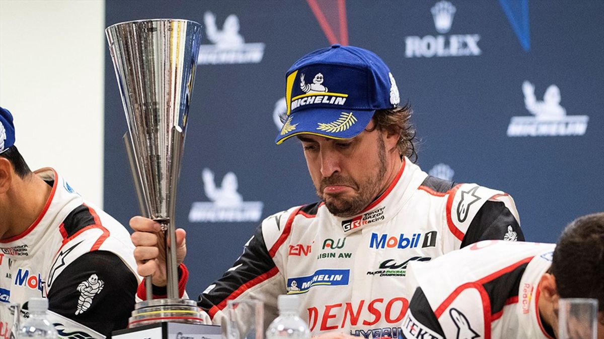 Fernando Alonso, con el trofeo de las 6 Horas de Spa