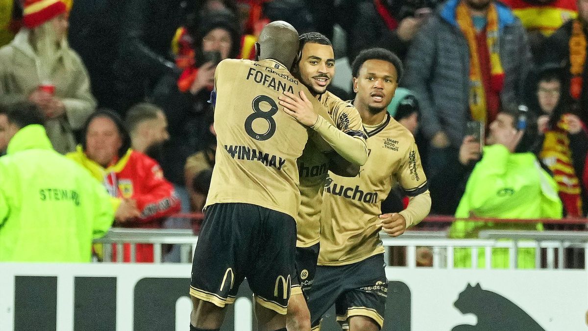 pint Minder dan stopcontact RC Lens 3-1 Paris Saint-Germain: Reigning champions stunned as Lens close  Ligue 1 gap to four points - Eurosport