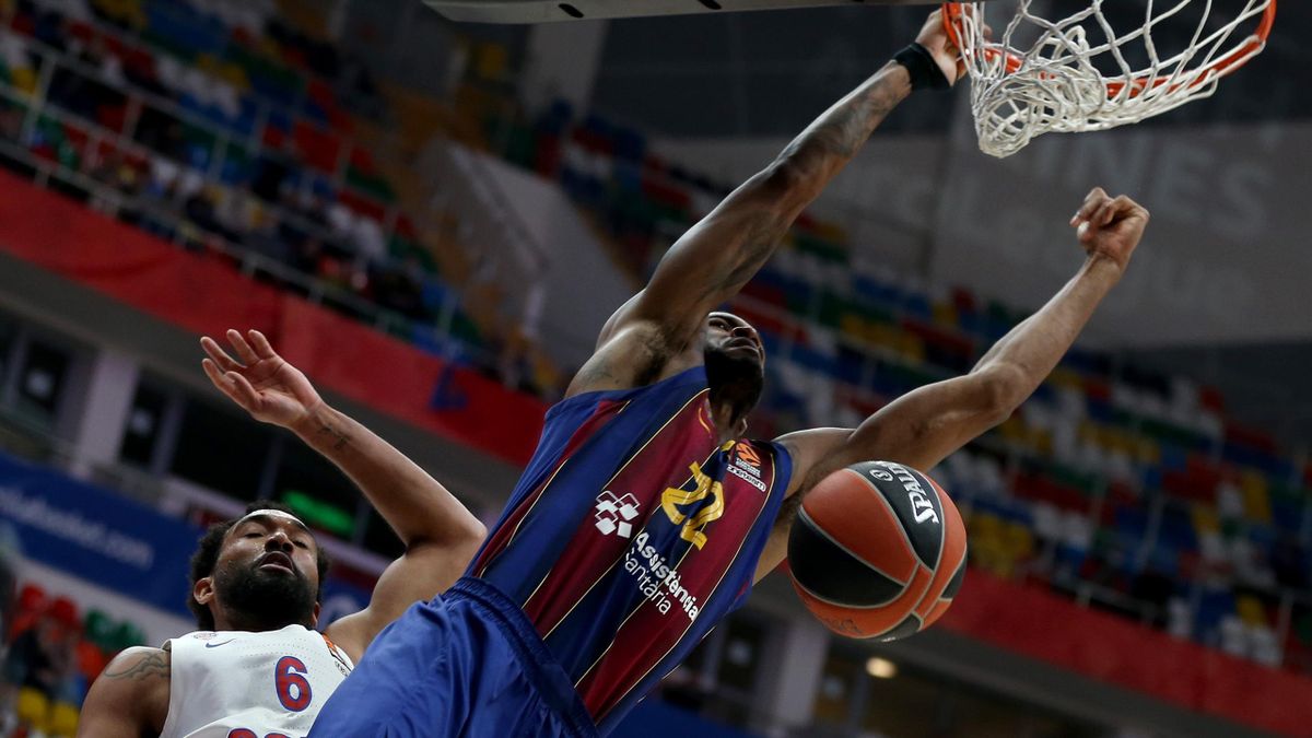 Cory Higgins, #22 of FC Barcelona competes with Darrun Hilliard, #6 of CSKA Moscow during the 2020/2021 Turkish Airlines EuroLeague match between CSKA Moscow and FC Barcelona at Megasport Arena on January 15, 2021 in Moscow, Russia