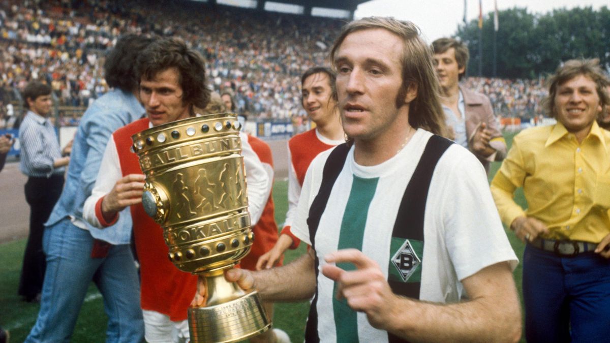 Günter Netzer nach dem DFB-Pokalsieg 1973 mit Borussia Mönchengladbach