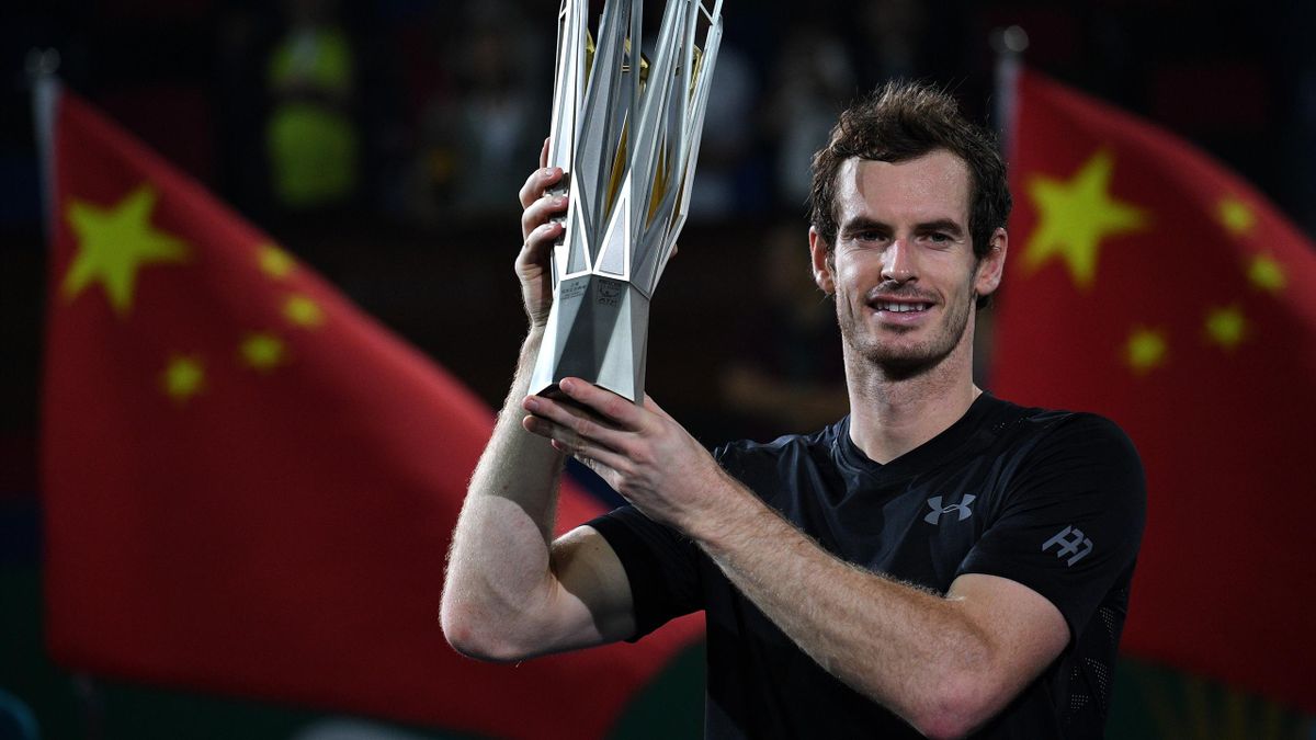 Andy Murray et son trophée après son sacre à Shanghai