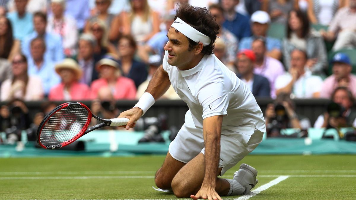 Roger Federer falls in his match against Milos Raonic
