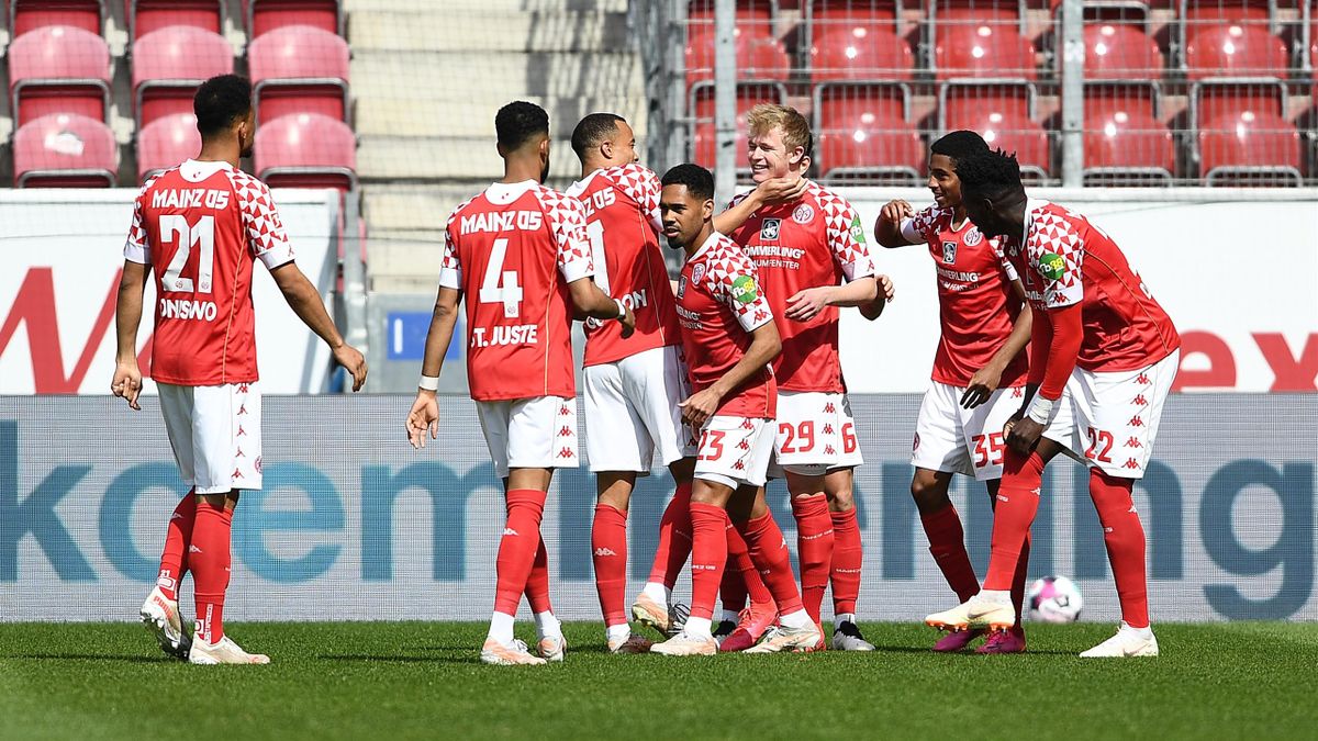 Jonathan Burkardt of 1.FSV Mainz 05 celebrates with teammates after scoring their team's first goal during the Bundesliga match between Mainz and Bayern Muenchen at Opel Arena