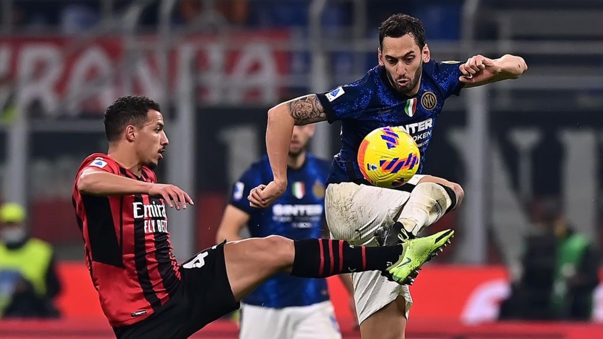 Ismael Bennacer e Hakan Calhanoglu durante Milan-Inter - Serie A 2021-22