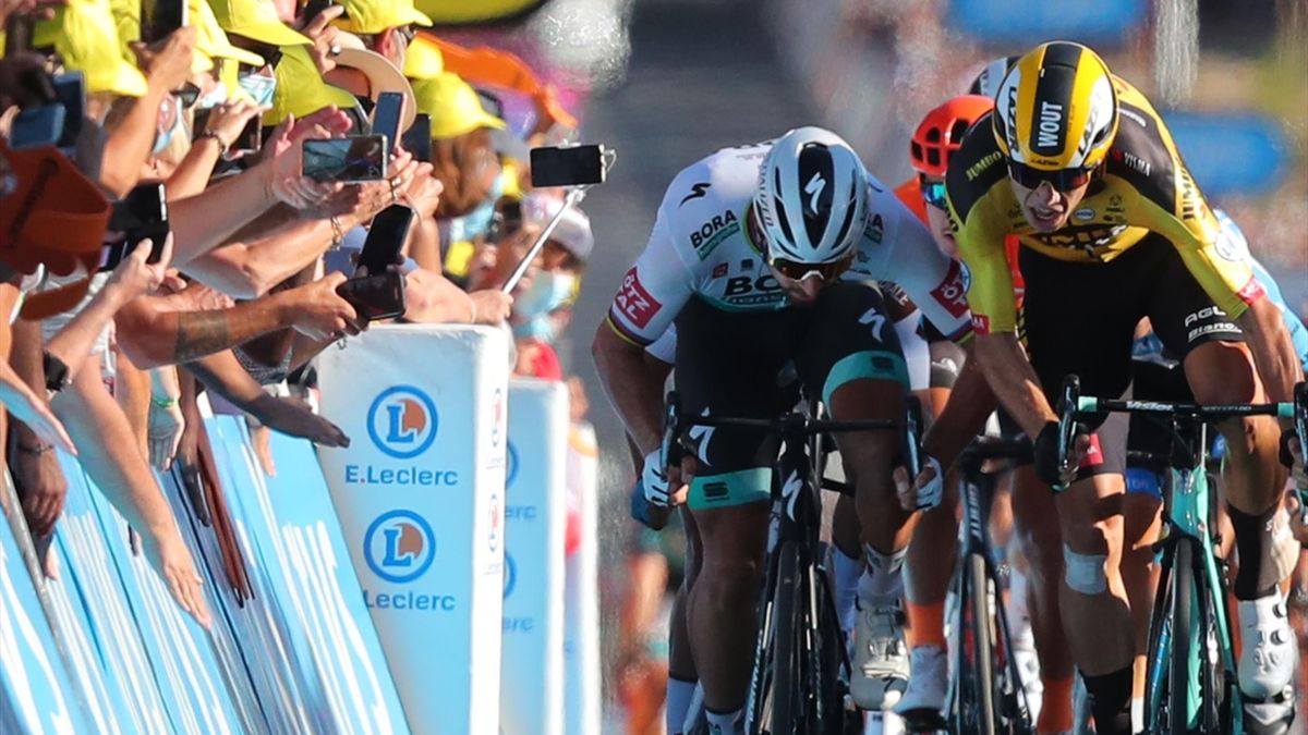Peter Sagan l-a împins cu umărul pe Wout van Aert la sprintul din finalul etapei a 11-a din Turul Franței 2020