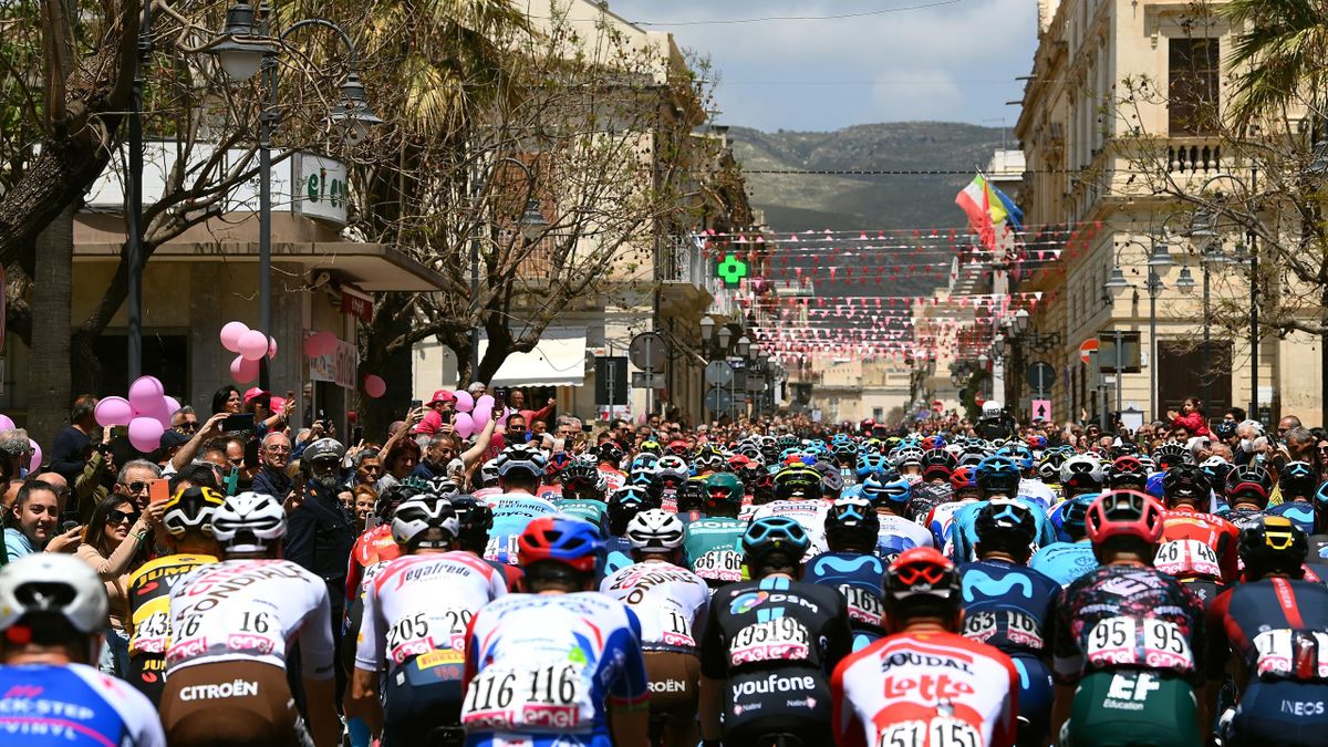Het peloton tijdens de vierde etappe van de Giro onderweg naar de Etna