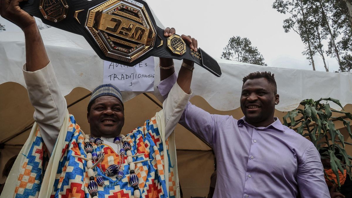 Francis Ngannou (à droite), présente sa ceinture UFC à Bafié, au Cameroun - 01/05/2021