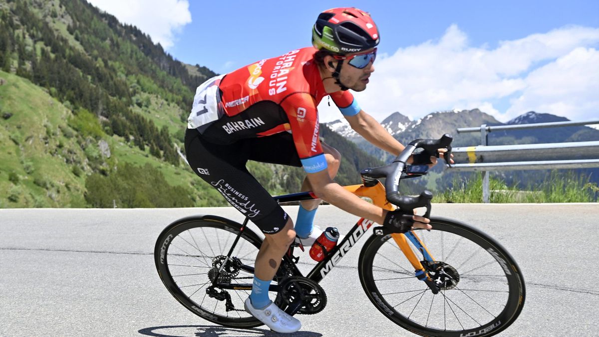 Gino Mäder in azione durante il Giro di Svizzera 2021 - Imago