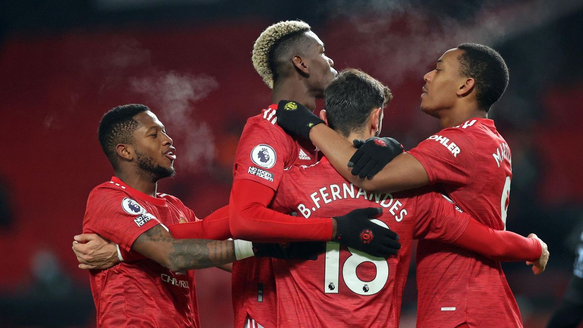 Bruno Fernandes penalty sends Manchester United joint top of Premier League - Eurosport