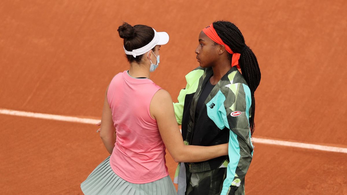 Cori Gauff console Jennier Brady après l'annonce de l'abandon de la finaliste de l'Open d'Australie 2021 lors de leur match du 3e tour à Roland-Garros