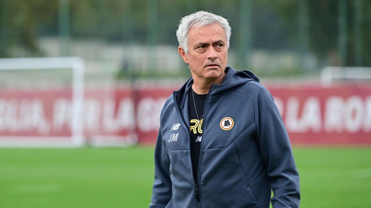 José Mourinho durante un allenamento della Roma a Trigoria - Stagione 2021-22