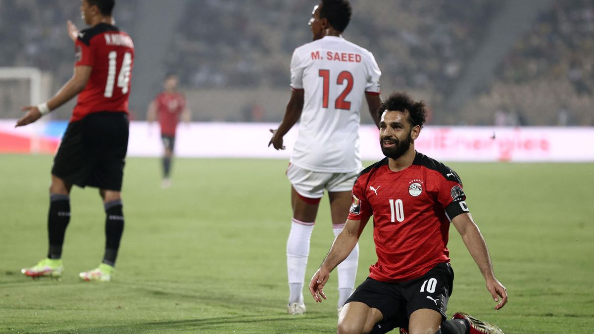 Egypt's forward Mohamed Salah (R) celebrates next to Sudan's midfielder Mustafa Ahmed Saeed Elfadni and Egypt's forward Mostafa Mohamed at the end of the Group D Africa Cup of Nations