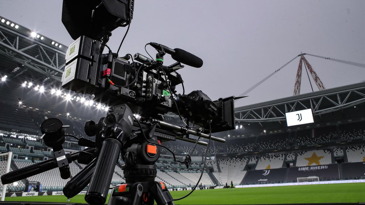 Una telecamera televisiva allo Juventus Stadium: dal 2021/22 per vedere tutto il calcio in Italia serviranno minimo 3 abbonamenti differenti