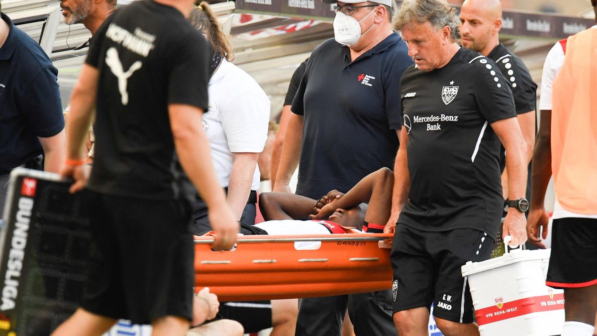 Mohamed Sankoh vom VfB Stuttgart fällt mit einer Knieverletzung lange ...