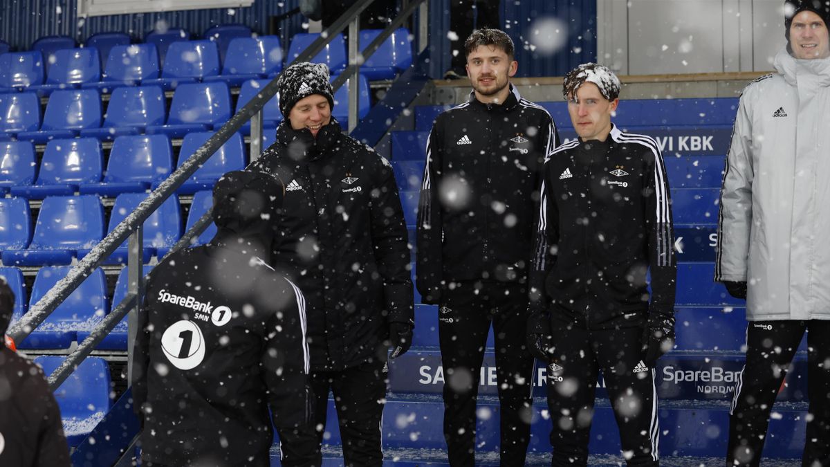 Vebjørn Hoff (i midten) før treningskampen mot Kristiansund i vinter.