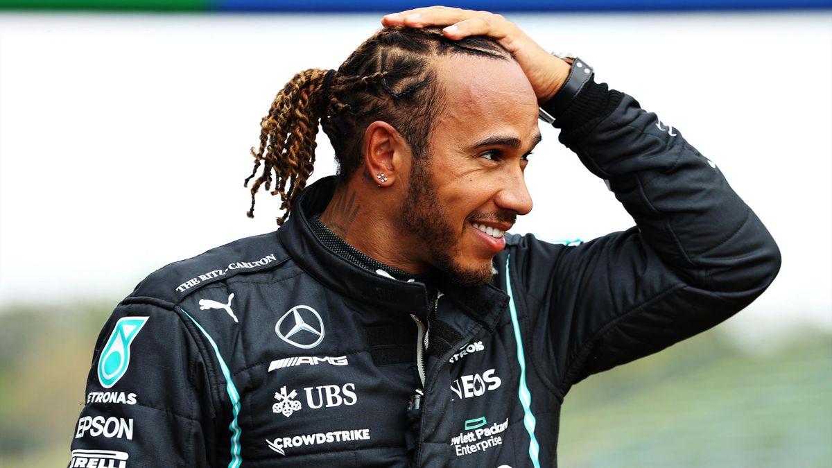 Lewis Hamilton sorride dopo la 99ª pole position della stagione, Mercedes, Getty Images