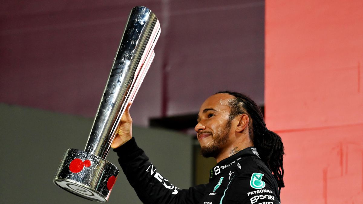 Lewis Hamilton celebra la vittoria del Gp del Qatar.