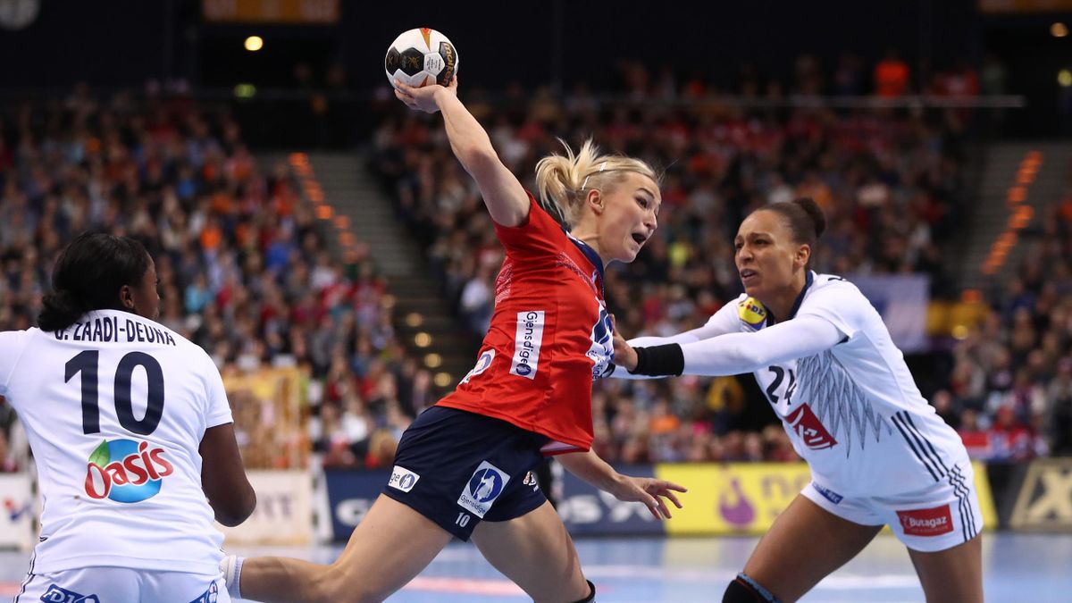 Beatrice Edwige (R) of France and Stine Bredal Oftedal (L) of Norway challenges for the ball during the IHF Women's Handball World Championship final match between France and Norway at Barclaycard Arena on December 17, 2017