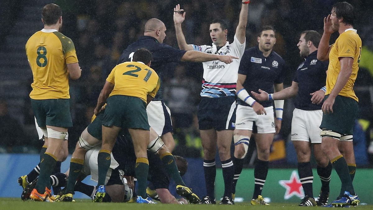 South African referee Craig Joubert (C) awards the final penalty to Australia during a quarter final match of the 2015 Rugby World Cup between Australia and Scotland at Twickenham stadium, southwest London on October 18, 2015
