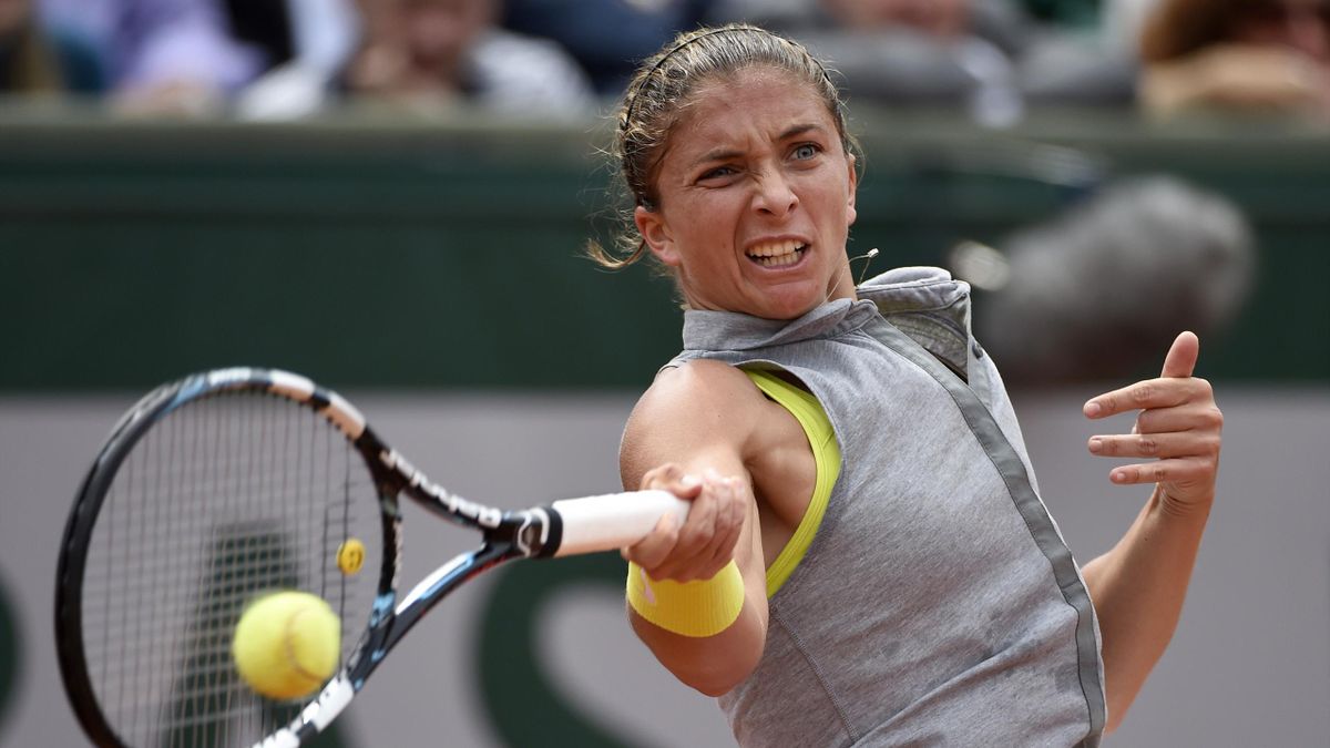 Italy's Sara Errani hits a return to Serbia's Jelena Jankovic during their French tennis Open round of sixteen match at the Roland Garros stadium in Paris on June 2, 2014 (AFP)