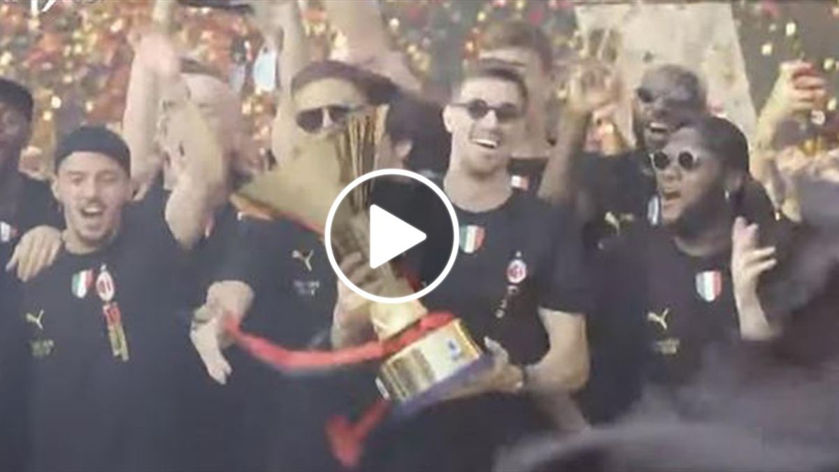 La festa del Milan campione d'Italia sul pullman scoperto
