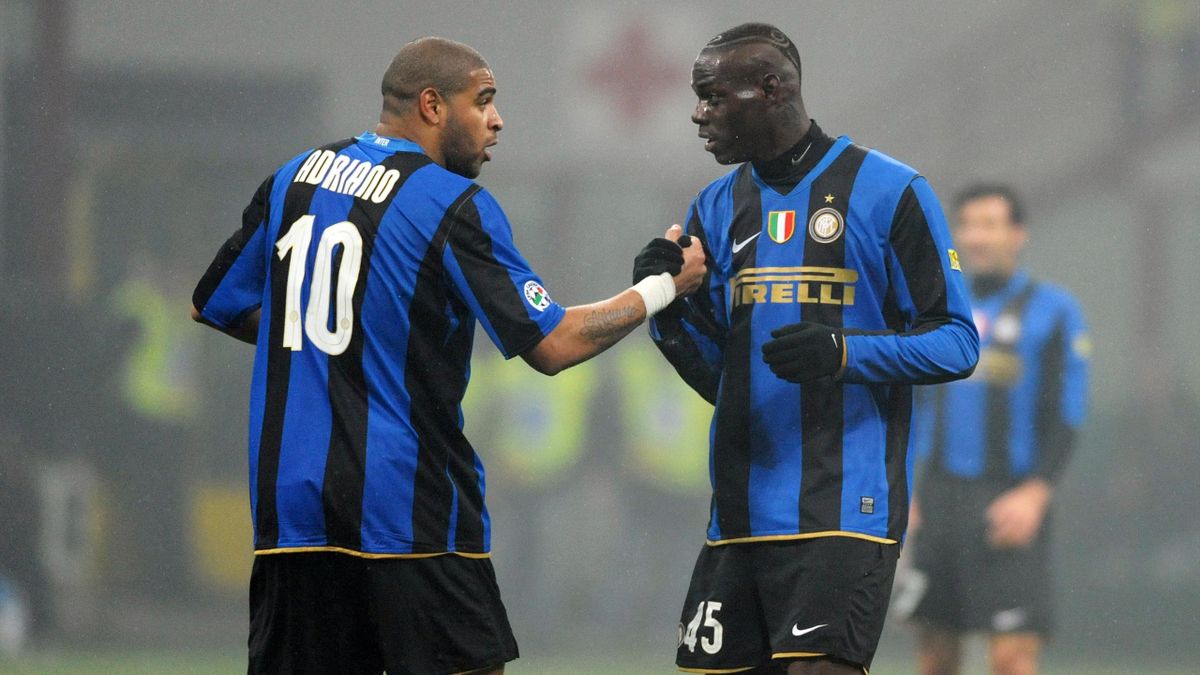 Adriano e Mario Balotelli, durante Inter-Roma, Serie A 2008-2009 (Getty Images)