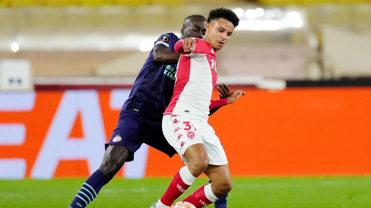 Sofiane Diop face à Jordan Teze lors de Monaco - PSV Eindhoven en Ligue Europa, le 4 novembre 2021