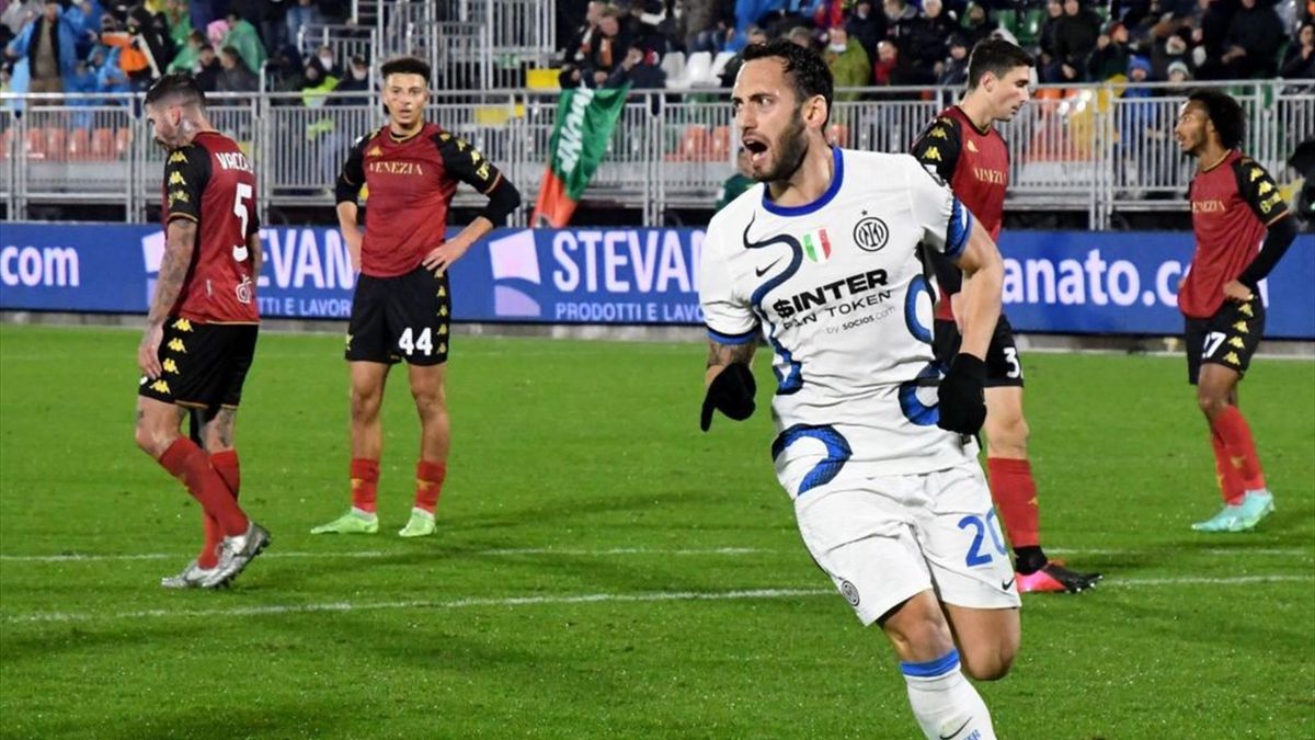 Hakan Calhanoglu esulta dopo il gol in Venezia-Inter - Serie A 2021-22
