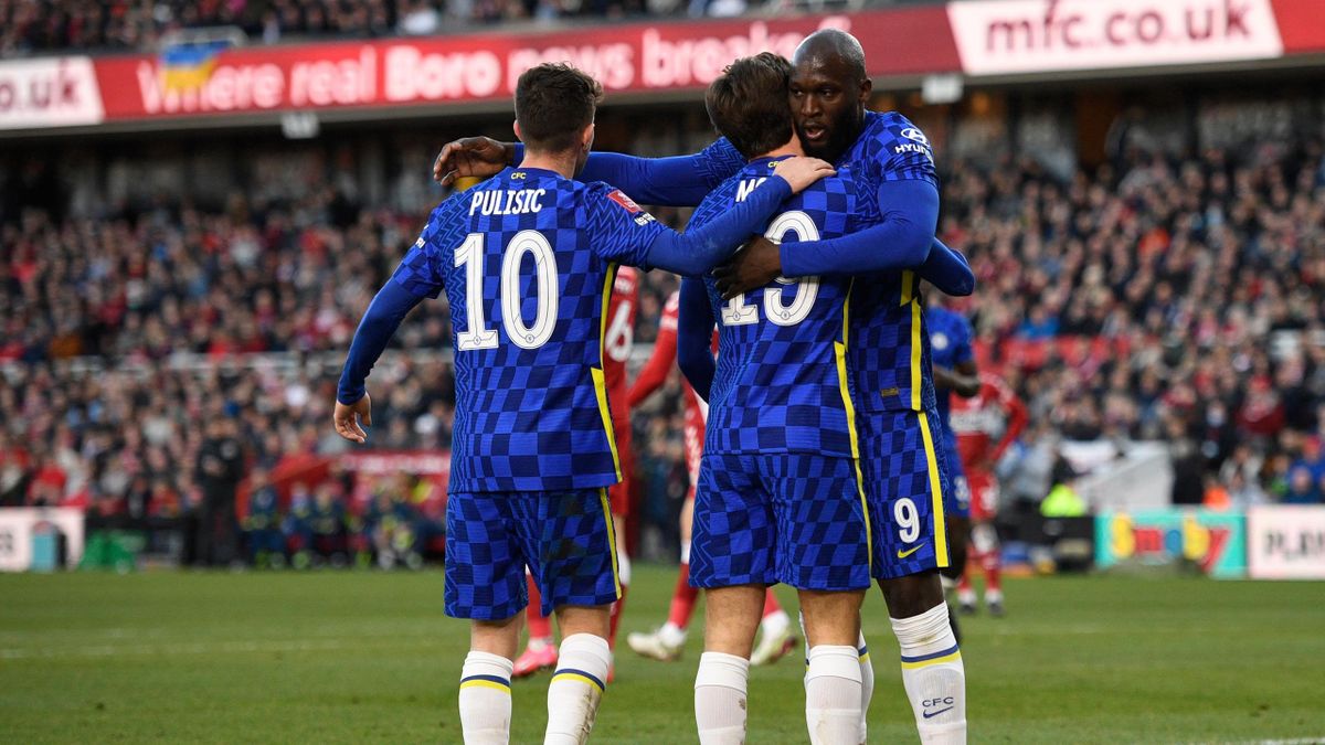 Chelsea's Belgian striker Romelu Lukaku (R) celebrates with Chelsea's English midfielder Mason Mount (C) and Chelsea's US midfielder Christian Pulisic (L) after scoring the opening goal of the English FA cup quarter-final