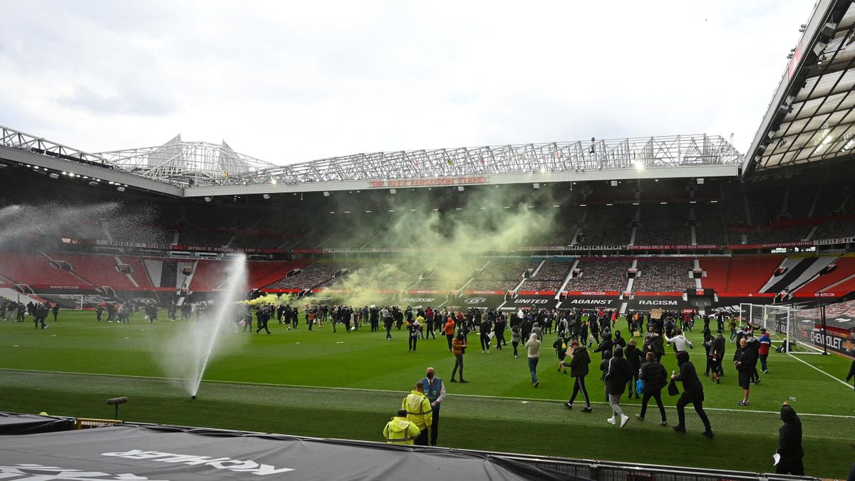 Mehrere hundert Anhänger von Manchester United stürmten am Sonntag das Old-Trafford-Stadion