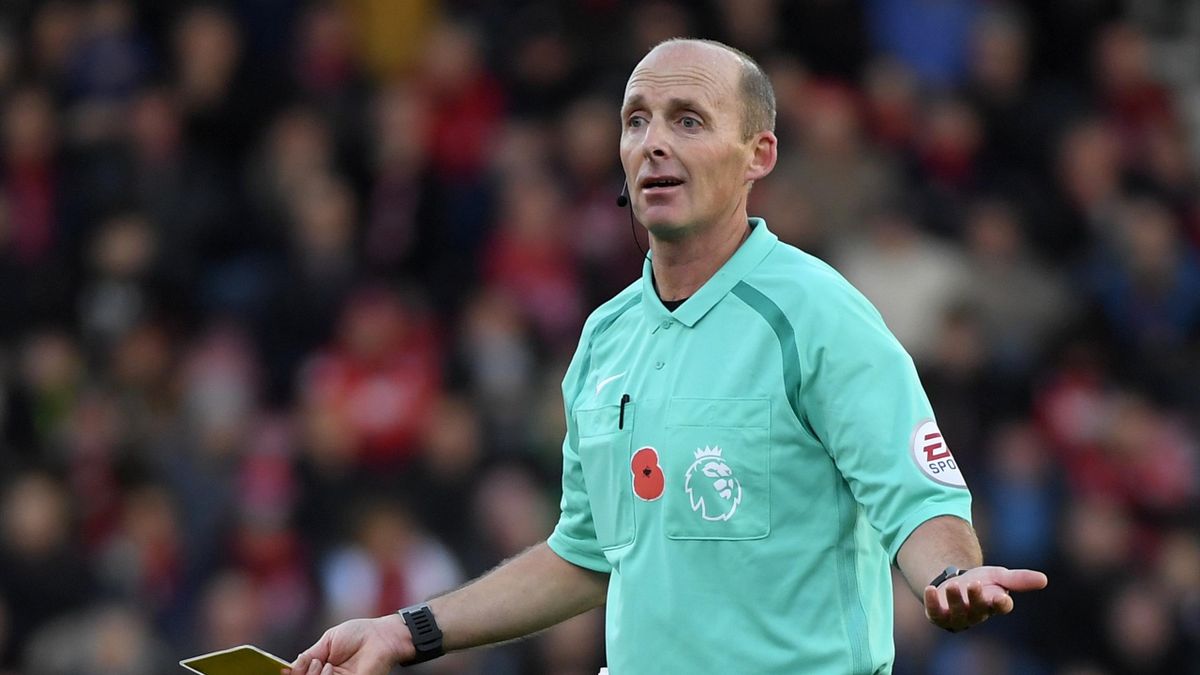 Premier League referee Mike Dean dropped to the Championship - Eurosport