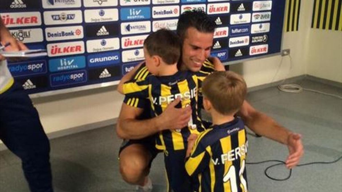 Robin van Persie will stay at Fenerbahce - club official - Eurosport