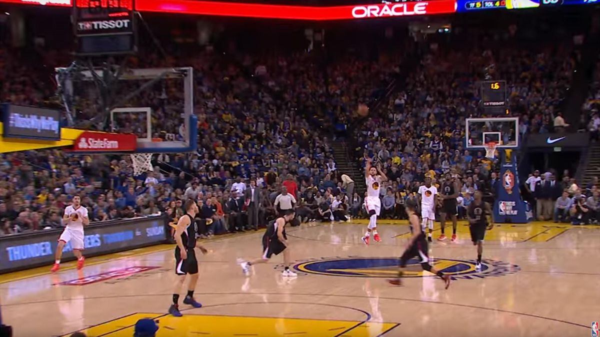 La giocata della notte: Steph Curry segna da centrocampo sulla sirena