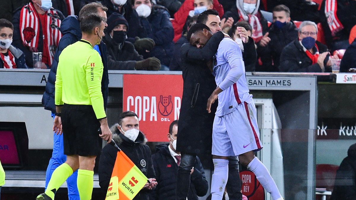 Xavi Hernandez of Barcelona comforts Ansu Fati  as he walks off the pitch with an injury during the Copa Del Rey round of 16 match between Athletic Club and Barcelona at San Mames Stadium on January 20, 2022