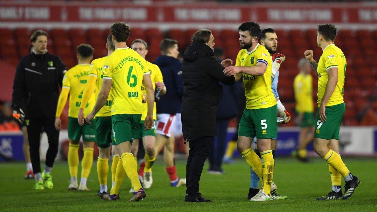 Daniel Farke (mitte) steht mit Norwich City vor der Rückkehr in die Premier League
