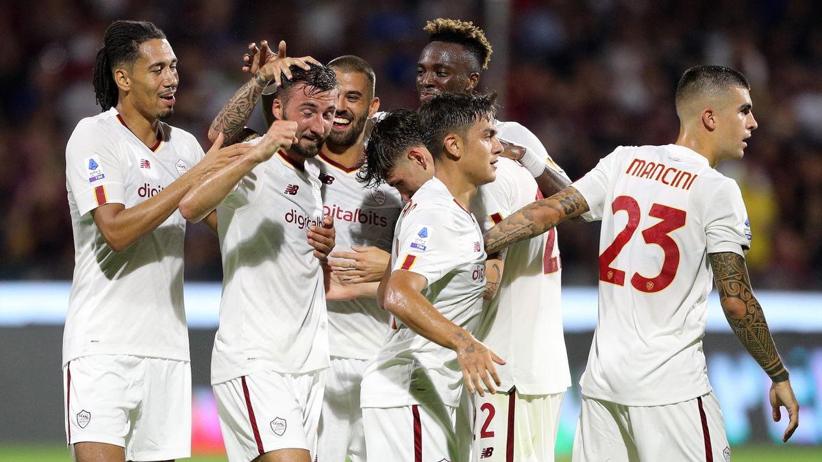 Paulo Dybala et les joueurs romains fêtent le but de Bryan Cristante lors de la rencontre Salernitana - AS Rome (0-1) lors de la 1ère journée de Serie A 2022/2023