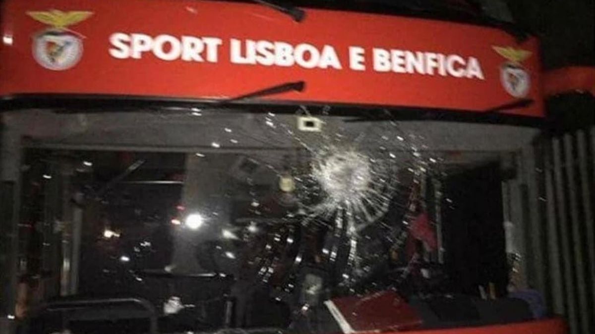 Benfica, sassaiola contro il pullman: Weigl e Zivkovic finiscono in ospedale