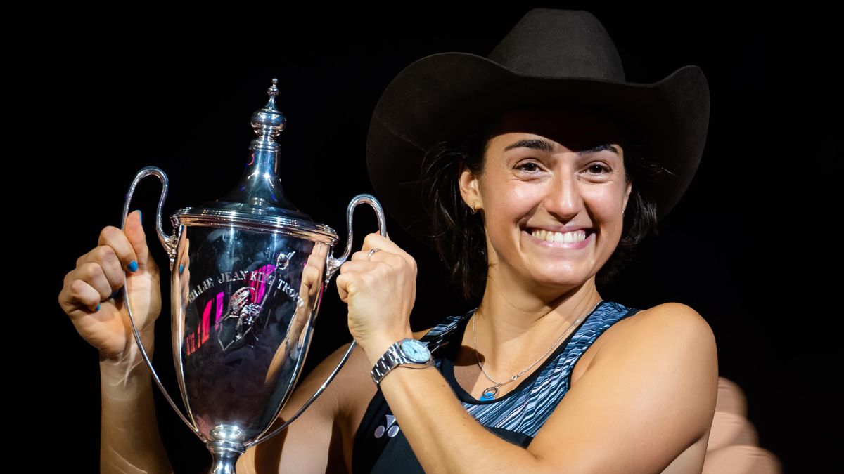 Caroline Garcia poseert dolblij met de WTA Finals-trofee na haar overwinning op Sabelenka.