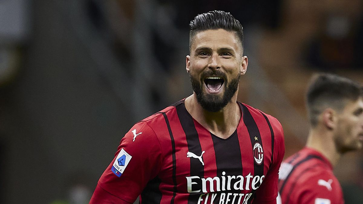 Olivier Giroud of AC Milan celebrates after scoring his team's first goal during the Serie A match between AC Milan and AS Roma at Stadio Giuseppe Meazza on January 06, 2022 in Milan, Italy