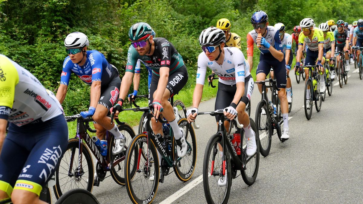 Tadej Pogacar (UAE Emirates) rollt entspannt auf der 4. Etappe der Tour de France.